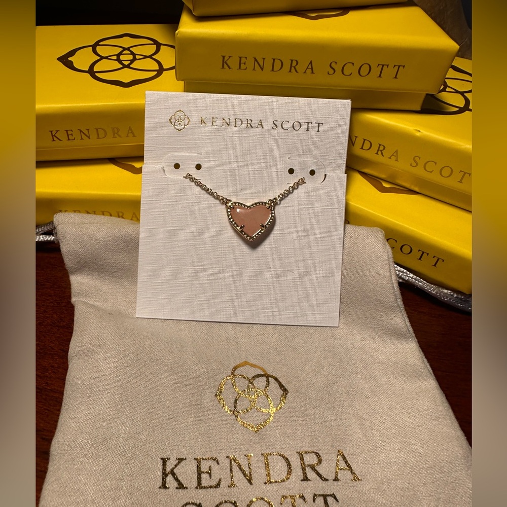 NWT Kendra Scott Ari Heart Gold Pendant Necklace in Rose‎ Quartz - Picture 2 of 9